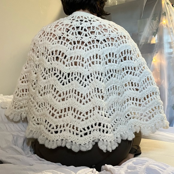 white ivory vintage wool handmade crochet boho poncho shawl - Picture 4 of 6